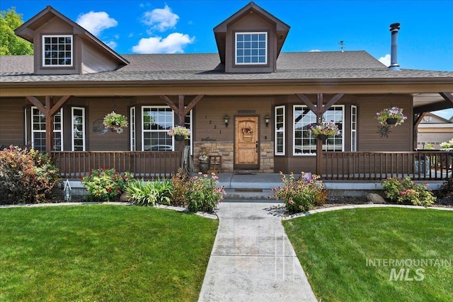 view of front facade featuring a front yard and covered porch