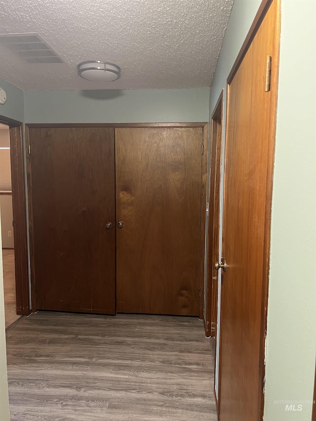 1069 Lucky Ln, Ontario, OR 97914 - hallway with wood finished floors and a textured ceiling