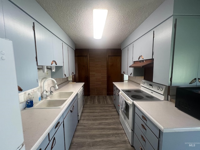 1069 Lucky Ln, Ontario, OR 97914 - kitchen featuring electric stove, fridge, a textured ceiling, a sink, and black microwave