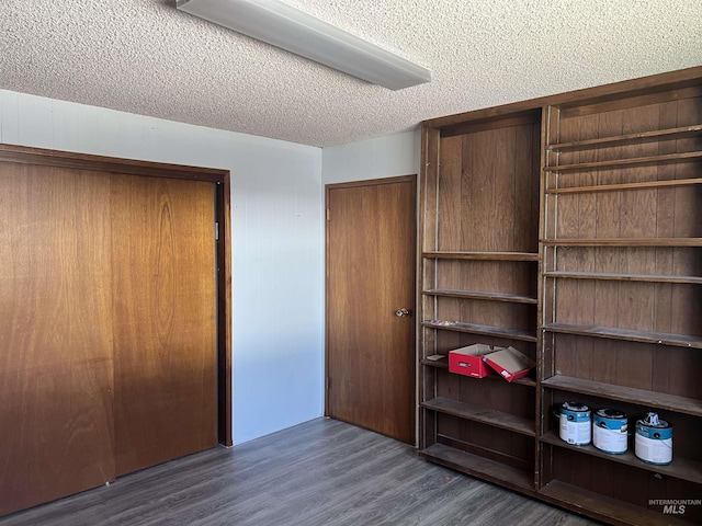 1069 Lucky Ln, Ontario, OR 97914 - unfurnished bedroom featuring a textured ceiling, a closet, and wood finished floors