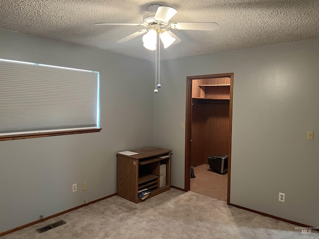 1069 Lucky Ln, Ontario, OR 97914 - unfurnished bedroom featuring carpet, a spacious closet, a closet, a textured ceiling, and a ceiling fan