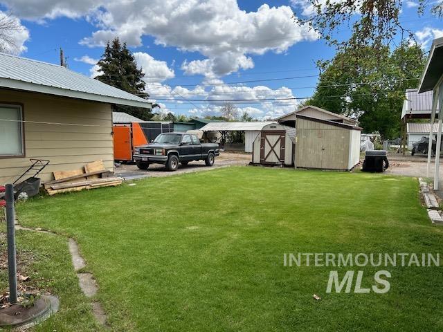 view of yard with a storage shed