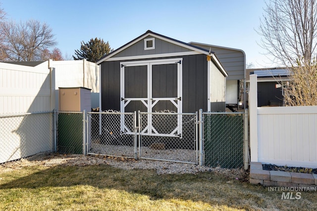 view of outdoor structure featuring a yard