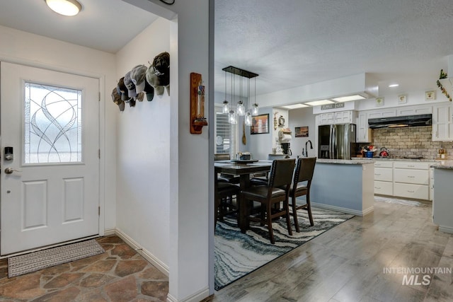 foyer entrance featuring sink