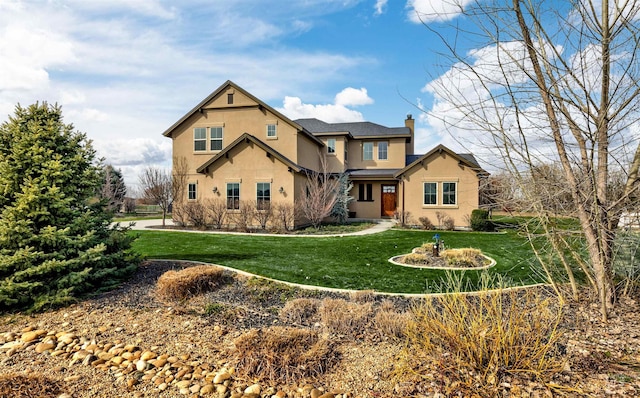 view of front of property featuring a front lawn