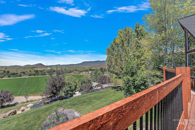 view of yard with a mountain view