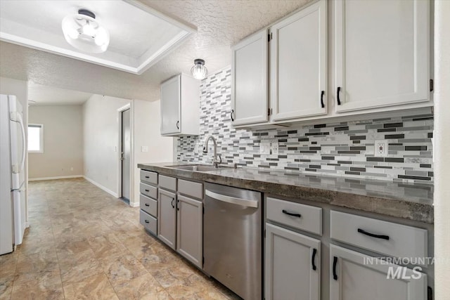 7267 Bowmont Rd, Nampa, ID 83686 - kitchen featuring dishwasher, a sink, freestanding refrigerator, tasteful backsplash, and baseboards