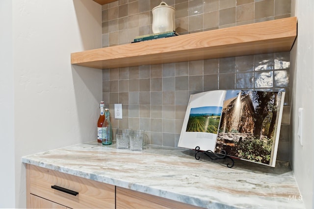 details featuring tasteful backsplash