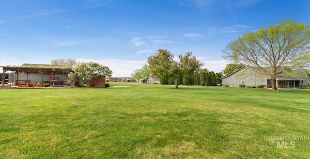 view of green lawn