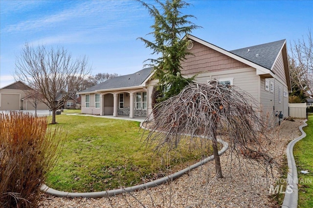 view of front of property featuring fence, a front lawn, and roof with shingles