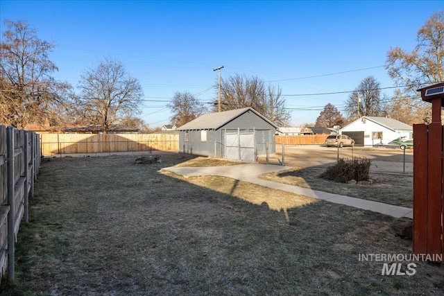 view of yard featuring an outdoor structure