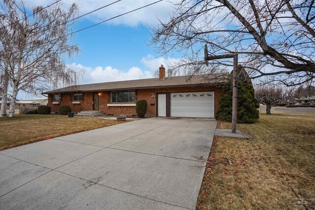 435 W 24th St, Burley, ID 83318 - ranch-style home with a garage and a front lawn