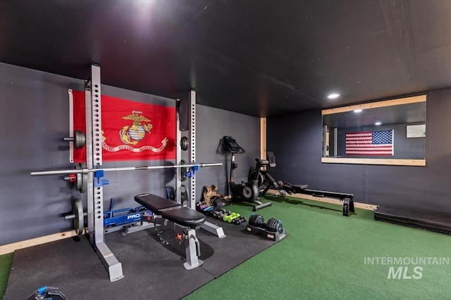 workout room with baseboards