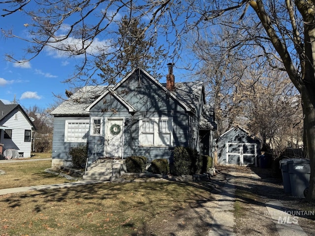 view of front of house with a front lawn