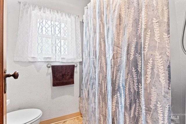 404 N Allumbaugh St, Boise, ID 83704 - bathroom with toilet, a shower with curtain, and baseboards