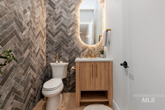 6162 N High Valley Way, Boise, ID 83714 - half bath featuring vanity, toilet, and tasteful backsplash
