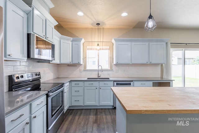 11965 Goldfinch St, Caldwell, ID 83605 - kitchen featuring stainless steel appliances, a sink, recessed lighting, hanging light fixtures, and dark wood-style floors
