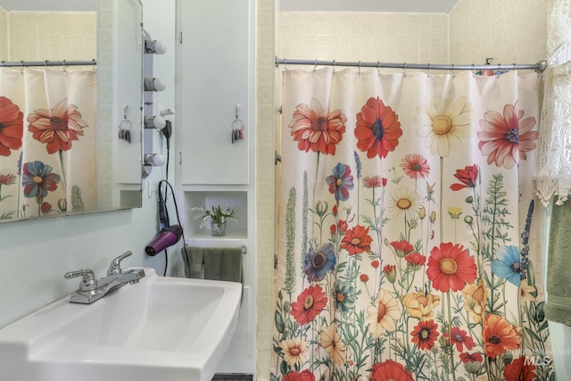 411 E 6th Ave, Twin Falls, ID 83301 - bathroom with a sink and a shower with curtain