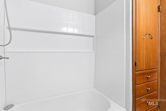 1015 24th St, Lewiston, ID 83501 - full bathroom featuring shower / bath combination