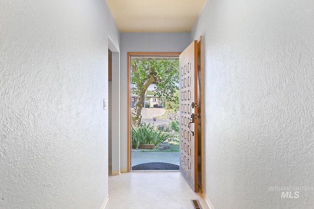 1015 24th St, Lewiston, ID 83501 - entryway featuring a textured wall and baseboards