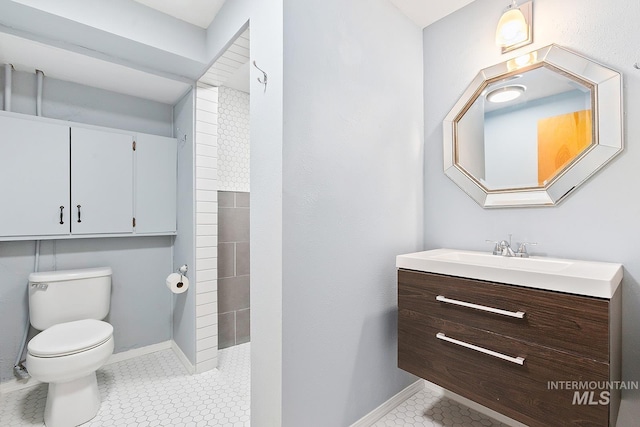 1015 24th St, Lewiston, ID 83501 - full bath featuring vanity, baseboards, toilet, tile patterned flooring, and a tile shower