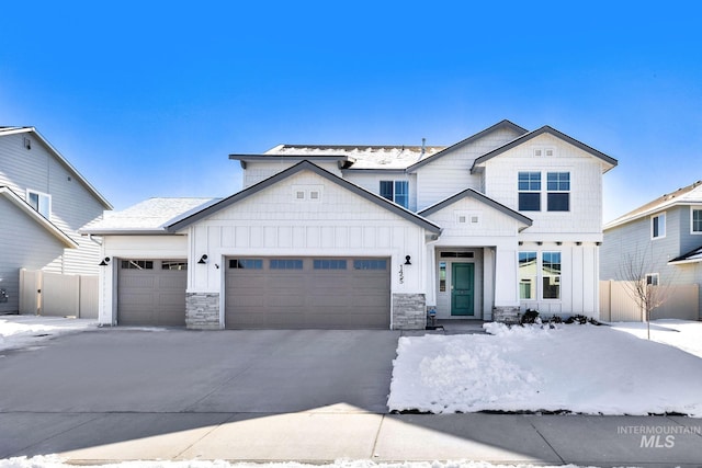 view of front facade featuring a garage