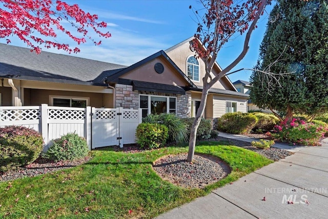 view of front facade featuring a front yard