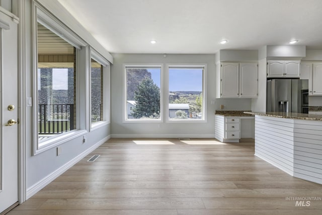 816 River View Dr, Twin Falls, ID 83301 - kitchen featuring light wood finished floors, baseboards, visible vents, and stainless steel fridge with ice dispenser