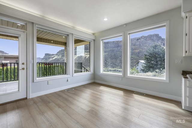 816 River View Dr, Twin Falls, ID 83301 - interior space with hardwood / wood-style flooring, visible vents, and baseboards