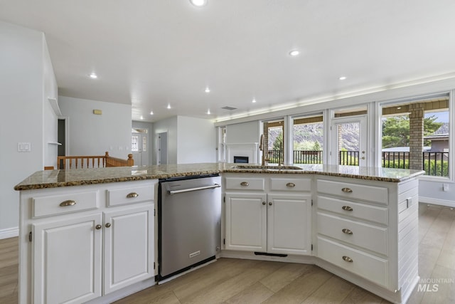 816 River View Dr, Twin Falls, ID 83301 - kitchen featuring light wood-style floors, dishwasher, plenty of natural light, and a sink
