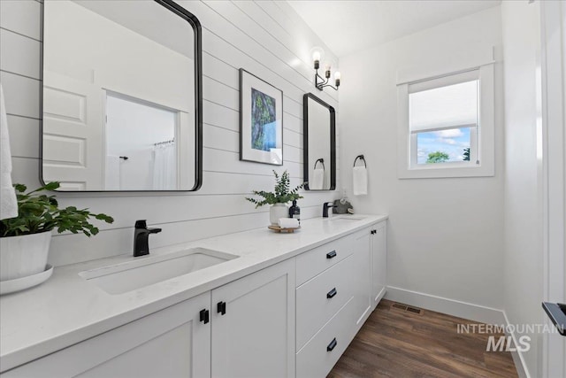492 Applecreek St, Middleton, ID 83644 - full bath with double vanity and wood finished floors