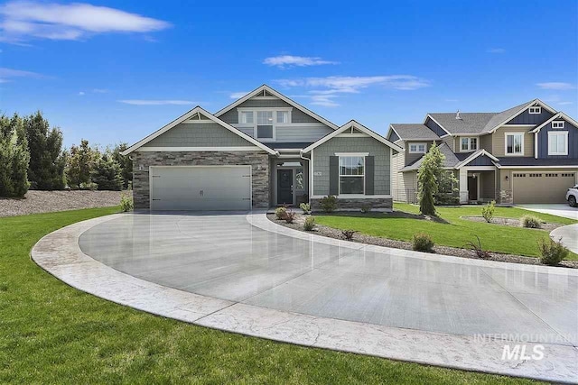 craftsman house with a front lawn