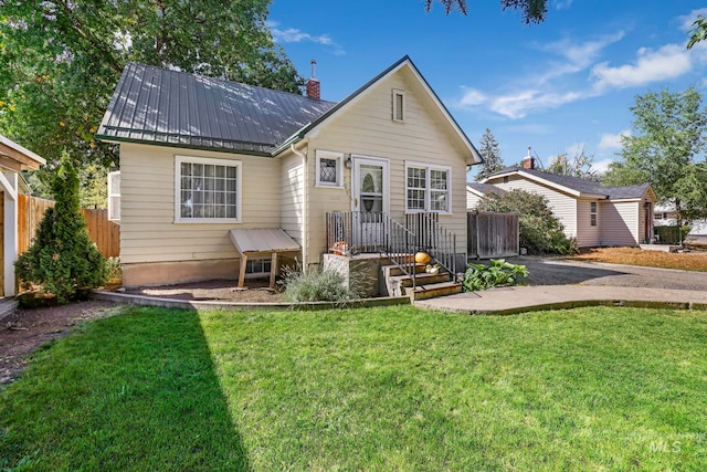 view of front facade with a front yard