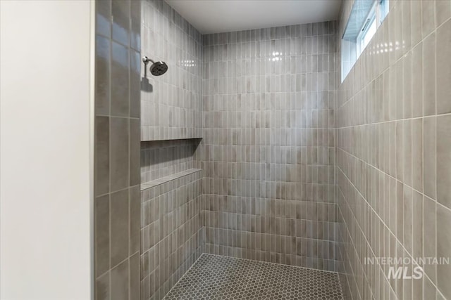 full bathroom featuring tiled shower