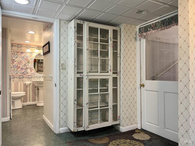710 Locust St, Twin Falls, ID 83301 - bathroom with wallpapered walls