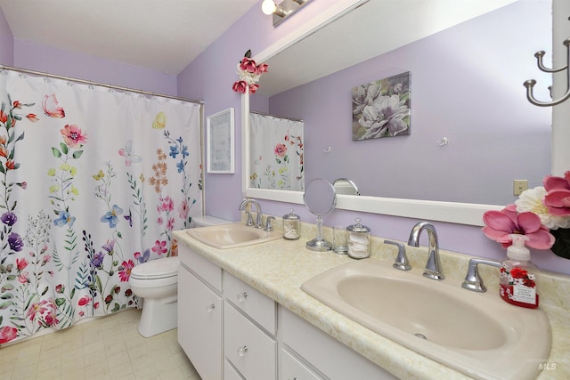bathroom featuring a sink, a shower with curtain, toilet, and double vanity
