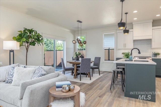 375 N Sauer River Ln, Eagle, ID 83616 - living room featuring light wood-style flooring, recessed lighting, ornamental molding, and baseboards