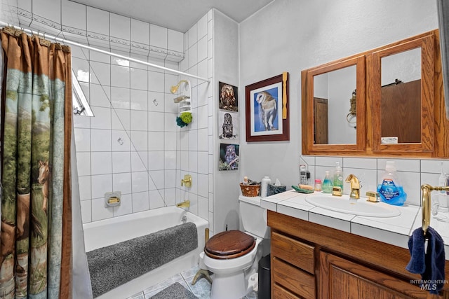 full bathroom featuring vanity, decorative backsplash, toilet, and shower / bath combo with shower curtain