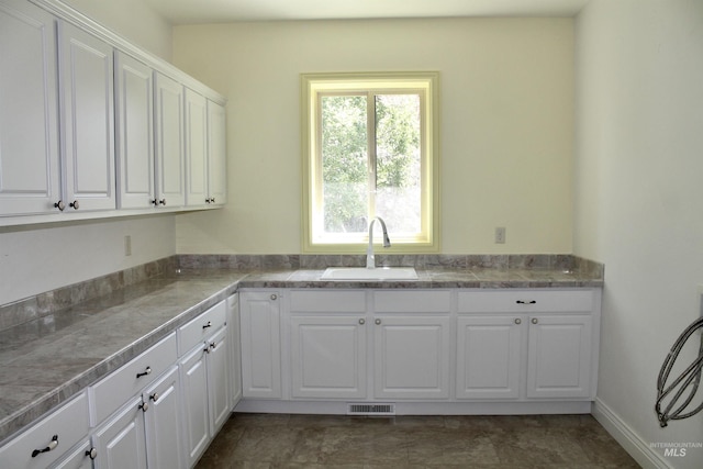 3349 E 4050 N, Twin Falls, ID 83301 - kitchen with tile counters and white cabinets