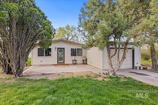 1267 NW Beaman St, Mountain Home, ID 83647 - view of front of property featuring a garage, a front yard, driveway, and entry steps