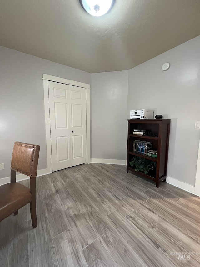 140 W Valley Rd, Hagerman, ID 83332 - living area featuring baseboards and wood finished floors