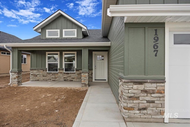 entrance to property featuring a porch