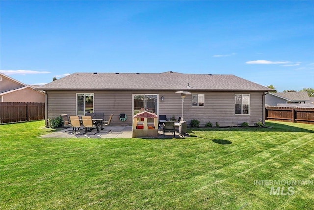 614 Ethan Ct, Jerome, ID 83338 - back of property with a patio area