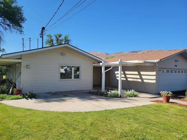 708 16th St, Clarkston, WA 99403 - view of front of home featuring an attached garage, a front lawn, and a mountain view