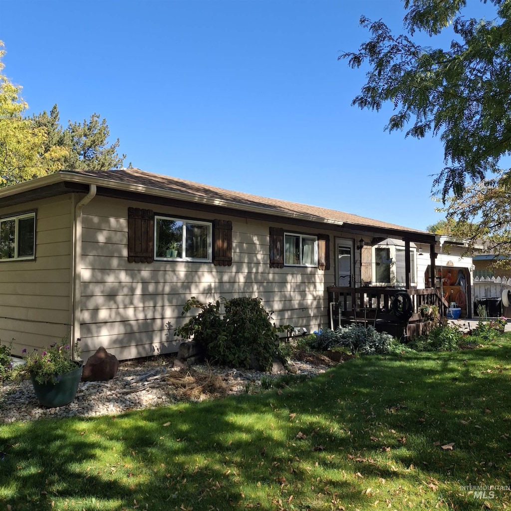 view of front of property with a front yard