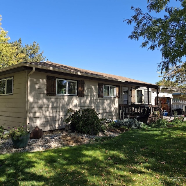 view of front of property with a front yard