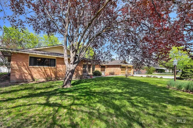 204 Hilldrop St, Caldwell, ID 83605 - ranch-style house with a front yard