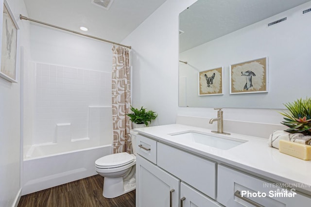 full bathroom with toilet, wood finished floors, vanity, shower / tub combo with curtain, and recessed lighting