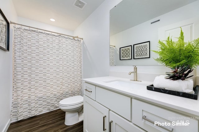 full bathroom with wood finished floors, toilet, vanity, a shower with curtain, and recessed lighting