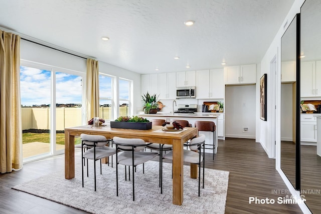 dining area with dark wood-style floors, recessed lighting, and baseboards